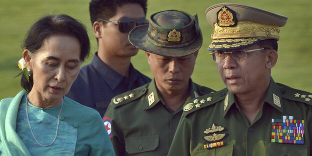 Aung San Suu Kyi steht neben General Min Aung Hlaing Aung San Suu Kyi steht neben General Min Aung Hlaing