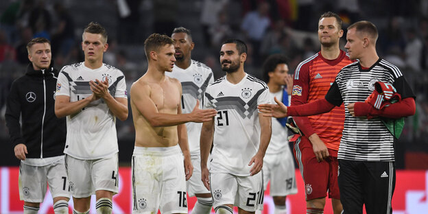 Deutsche Männerfußballnationalspieler auf dem Rasen eines Stadions Deutsche Männerfußballnationalspieler auf dem Rasen eines Stadions