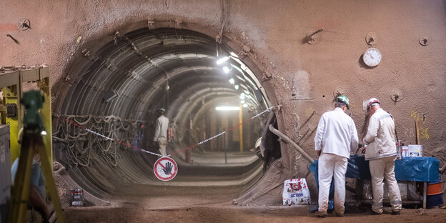 Mitarbeiter stehen im Atomendlager Schacht Konrad in einem Zufahrtsbereich. Mitarbeiter stehen im Atomendlager Schacht Konrad in einem Zufahrtsbereich.