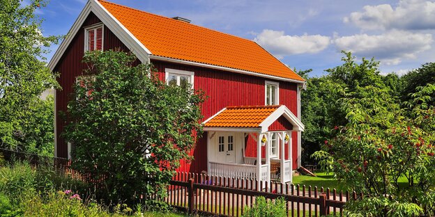 Ein typisch schwedisches rotes Haus mit Garten Ein typisch schwedisches rotes Haus mit Garten
