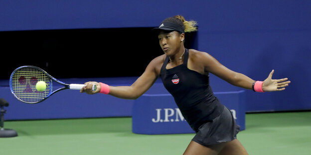 Naomi Osaka mit Schläger und Ball