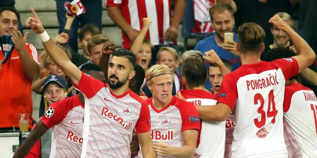 Fußballspieler jubeln vor Fans Fußballspieler jubeln vor Fans