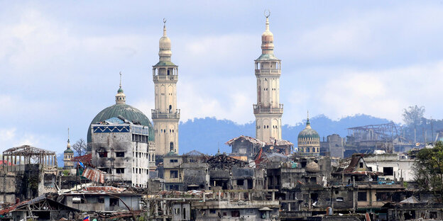 Sicht auf die zerstörte Stadt Marawi Sicht auf die zerstörte Stadt Marawi