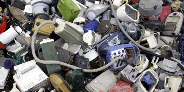 Viele Elektrogeräte auf einem Haufen Viele Elektrogeräte auf einem Haufen