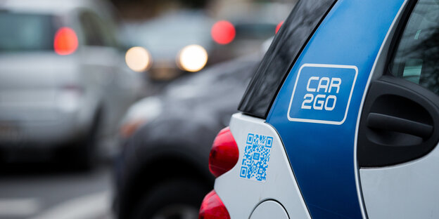 Logo von Car2go auf einem Auto Logo von Car2go auf einem Auto