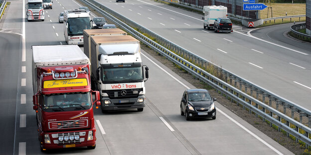 LKW auf einer Autobahn LKW auf einer Autobahn