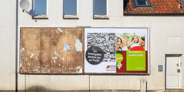 Plakatwand mit abgerissenen Plakaten