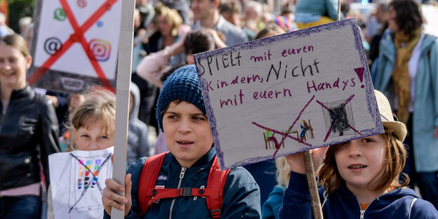 Kinder halten Schilder hoch Kinder halten Schilder hoch