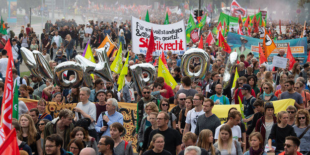 Viele Menschen mit Schildern und Luftballons demonstrieren gegen das neue Polizeigesetz in Hannover