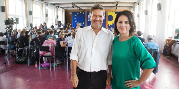 Das Vorstandsduo der Grünen, Annalena Baerbock und Robert Habeck, lächeln bei einer Pressekonferenz Das Vorstandsduo der Grünen, Annalena Baerbock und Robert Habeck, lächeln bei einer Pressekonferenz