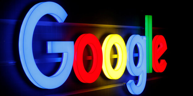 Das Google-Logo leuchtet bunt und hell Das Google-Logo leuchtet bunt und hell