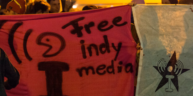 Auf einem Transparent steht "Free Indymedia" Auf einem Transparent steht "Free Indymedia"