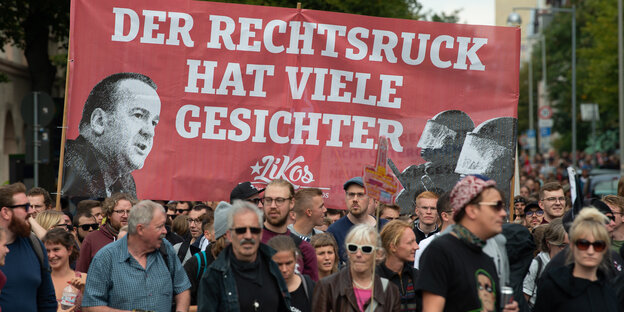 Menschen demonstrieren auf der Straße Menschen demonstrieren auf der Straße