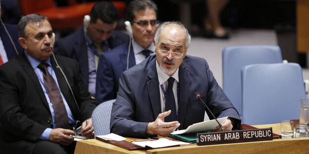 Baschar al-Dschafari (vorn), der Ständige Vertreter Syriens bei den Vereinten Nationen, spricht auf einer Sitzung des UN-Sicherheitsrates Baschar al-Dschafari (vorn), der Ständige Vertreter Syriens bei den Vereinten Nationen, spricht auf einer Sitzung des UN-Sicherheitsrates