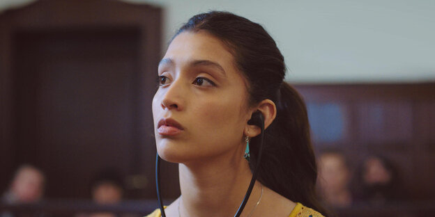 Porträt von Naomi (Scarlett Jaimes), sie befindet sich im Gerichtssaal Porträt von Naomi (Scarlett Jaimes), sie befindet sich im Gerichtssaal