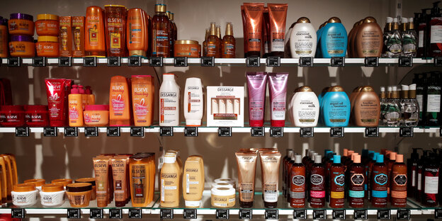 L'Oréal-Produkte im Regal L'Oréal-Produkte im Regal