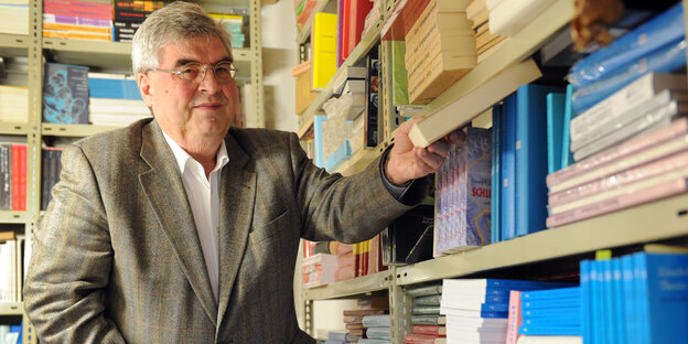Karl Dietrich Wolff mit Büchern Karl Dietrich Wolff mit Büchern