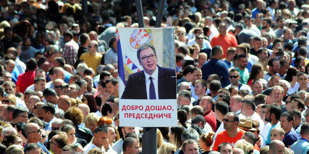 „Willkommen Präsident!" Serben in Nordmitrovica warten am Sonntag auf Aleksandar Vucic „Willkommen Präsident!" Serben in Nordmitrovica warten am Sonntag auf Aleksandar Vucic