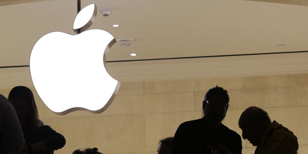 Kunden im Apple-Store