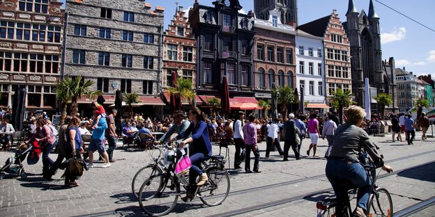Schöne alte Häuser an einem Platz, Radler im Vordergrund Schöne alte Häuser an einem Platz, Radler im Vordergrund