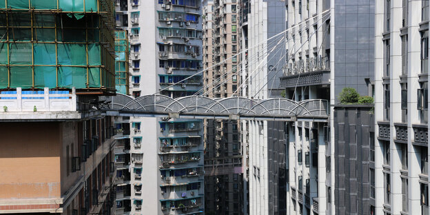 Eine Fußgängerbrücke verbindet zwei Hochhäuser in China in 68,5 Metern Höhe Eine Fußgängerbrücke verbindet zwei Hochhäuser in China in 68,5 Metern Höhe
