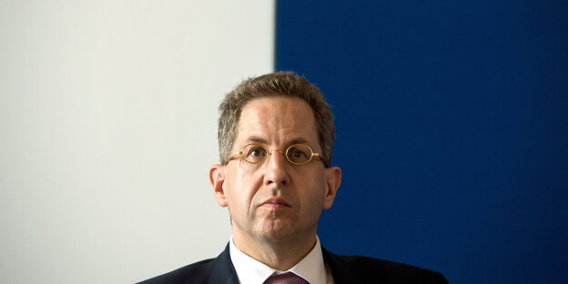 Ein Mann mit Brille guckt ernst Ein Mann mit Brille guckt ernst
