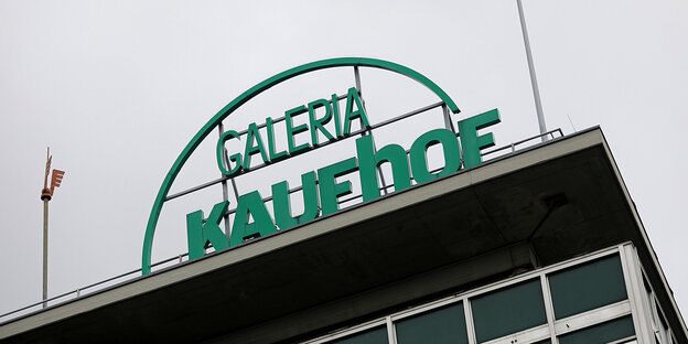 Auf einem Dach steht ein Filialschild von Galeria Kaufhof Auf einem Dach steht ein Filialschild von Galeria Kaufhof
