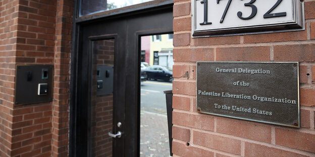 Tür, daneben ein Schild mit der Aufschrift „Vertretung der PLO in den Vereinigten Staaten“ Tür, daneben ein Schild mit der Aufschrift „Vertretung der PLO in den Vereinigten Staaten“