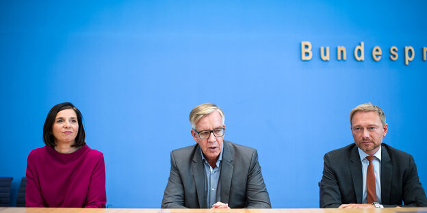Katrin Göring-Eckardt, Dietmar Bartsch und Christian Lindner sitzen in einer Reihe vor einer blauen Wand im Saal der Bundespressekonferenz Katrin Göring-Eckardt, Dietmar Bartsch und Christian Lindner sitzen in einer Reihe vor einer blauen Wand im Saal der Bundespressekonferenz