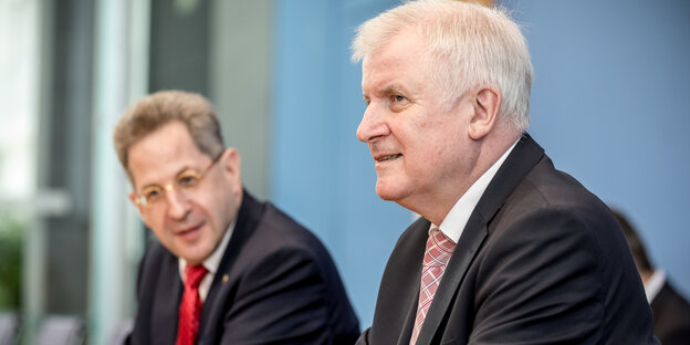 Verfassungsschurtzchef Hans-Georg Maaßen und Innenminister Horst Seehofer sitzen nebeneinander Verfassungsschurtzchef Hans-Georg Maaßen und Innenminister Horst Seehofer sitzen nebeneinander