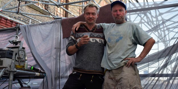 Zwei Männer auf einem Baugerüst: die Künstler Lucas Böttcher und Tim Roeloffs Zwei Männer auf einem Baugerüst: die Künstler Lucas Böttcher und Tim Roeloffs