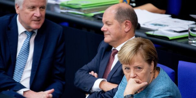 Horst Seehofer, Olaf Scholz und Angela Merkel sitzen im Bundestag Horst Seehofer, Olaf Scholz und Angela Merkel sitzen im Bundestag
