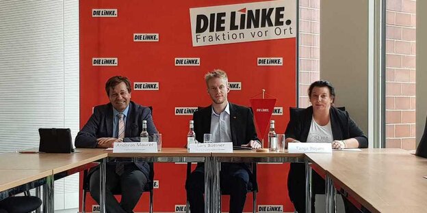 Tanja Bojani sitzt mit Fraktionsmitgliedern der Linken vor einem Pappaufsteller der Partei Tanja Bojani sitzt mit Fraktionsmitgliedern der Linken vor einem Pappaufsteller der Partei
