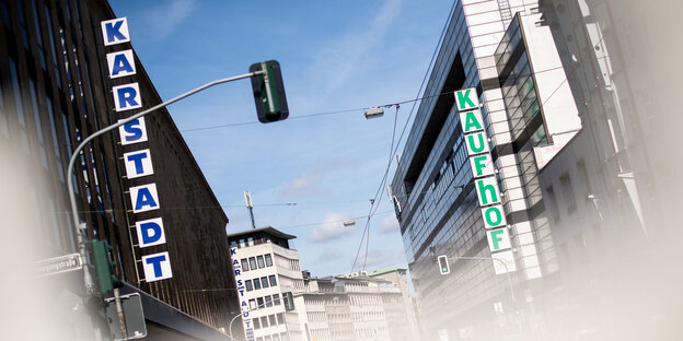 Filialen von Karstadt und Kaufhof direkt gegenüber Filialen von Karstadt und Kaufhof direkt gegenüber