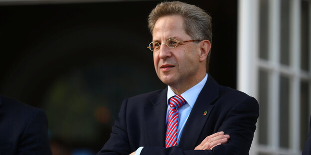 Der Präsident des Verfassungsschutz Hans-Georg Maaßen steht mit verschränkten Armen in einem Anzug mit Krawatte da Der Präsident des Verfassungsschutz Hans-Georg Maaßen steht mit verschränkten Armen in einem Anzug mit Krawatte da