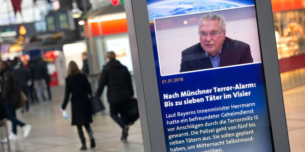 Ein großer Bildschirm in einem Bahnhof.