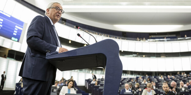 Ein Mann in Anzug vor einem Rednerpult: Es ist Jean-Claude Juncker im EU-Parlament Ein Mann in Anzug vor einem Rednerpult: Es ist Jean-Claude Juncker im EU-Parlament