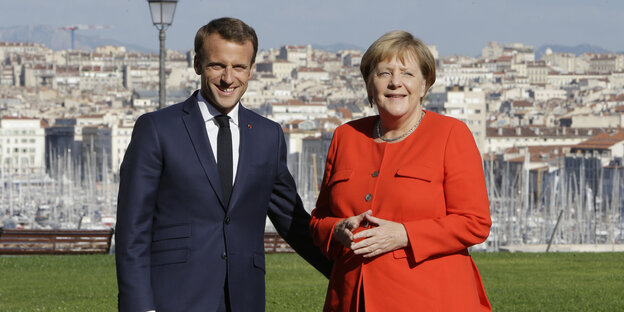 Der französische Präsident Macron und Angela Merkel vor dem Hafen in Marseille Der französische Präsident Macron und Angela Merkel vor dem Hafen in Marseille