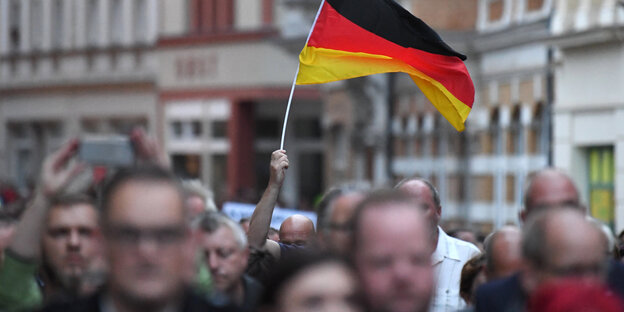 Rechtsextreme Demo mit Deutschlandflagge Rechtsextreme Demo mit Deutschlandflagge