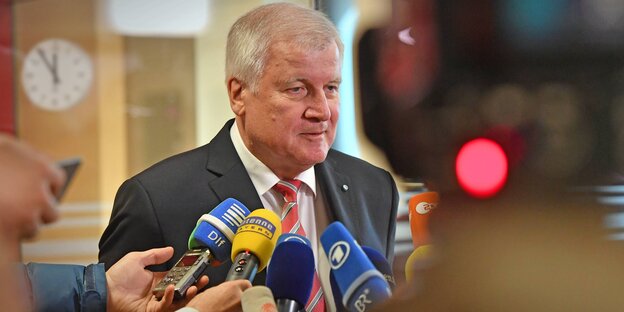 Seehofer vor Mikros und Kameras Seehofer vor Mikros und Kameras