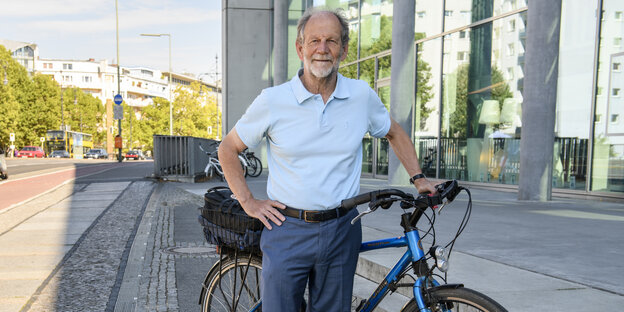 Der EU-Abgeordnete Michael Cramer mit seinem Fahrrad Der EU-Abgeordnete Michael Cramer mit seinem Fahrrad