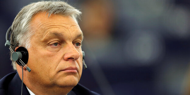 Viktor Orbán trägt Kopfhörer Viktor Orbán trägt Kopfhörer
