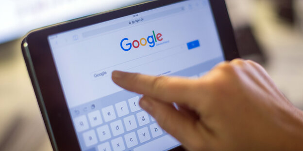 Der Google-Schriftzug und die Google-Suche sind auf einem IiPad zu sehen Der Google-Schriftzug und die Google-Suche sind auf einem IiPad zu sehen