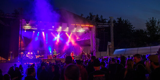 Die Bühne des Jameler Festivals bei Nacht. Die Bühne des Jameler Festivals bei Nacht.