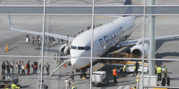 Auf einer Anzeigetafel steht "Ryanair – Schalter geschlossen" Auf einer Anzeigetafel steht "Ryanair – Schalter geschlossen"