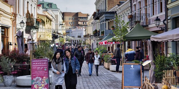 Fußgängerzone mit Passanten Fußgängerzone mit Passanten