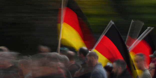 Sachsen, Chemnitz: Demonstranten des rechtspopulistischen Bündnisses Pro Chemnitz mit Deutschlandfahnen Sachsen, Chemnitz: Demonstranten des rechtspopulistischen Bündnisses Pro Chemnitz mit Deutschlandfahnen