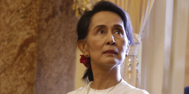 Myanmars Politikerin Aung San Suu Kyi schaut nach oben Myanmars Politikerin Aung San Suu Kyi schaut nach oben