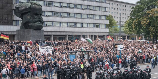 Unter der Marx-Büste in Chemnitz haben sich rechte Demonstranten versammelt Unter der Marx-Büste in Chemnitz haben sich rechte Demonstranten versammelt