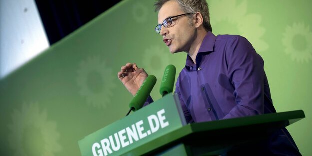 Gerhard Schick an einem Rednerpult der Grünen Gerhard Schick an einem Rednerpult der Grünen